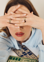 Load image into Gallery viewer, Bague Ava 2 marine or jaune, saphirs bleus, diamants salt and pepper porté 2
