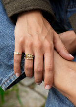 Load image into Gallery viewer, Bague Gaia 3 or recyclé 18 carats et diamant, porté
