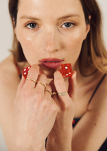 Load image into Gallery viewer, Ginger bague 2 diamant or jaune, diamants blancs, porté 2
