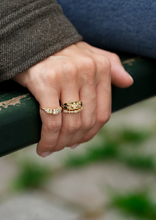 Load image into Gallery viewer, Ginger bague 2 diamant or jaune, diamants blancs, porté
