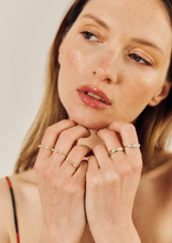 Load image into Gallery viewer, Alliance Miniflower Love 4 , or jaune 18 carats, diamants blancs Porté 4
