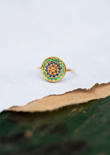Load image into Gallery viewer, Bague Yellowstone 1 verte or jaune, émeraudes, saphirs cognac, jaunes et bleus nature-morte

