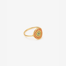 Load image into Gallery viewer, Bague Yellowstone 1 cognac, or jaune, émeraudes, saphirs cognac, jaunes et bleus, profil
