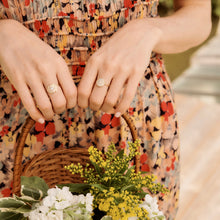 Load image into Gallery viewer, Bague Yellowstone 1 Diamant or jaune recyclé porté 2
