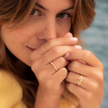 Load image into Gallery viewer, Camélia bague 1 diamant or jaune, diamants, porté 1
