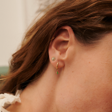 Load image into Gallery viewer, Mini boucle d'oreilles piercing émeraude Or 18 carats Sophie d'Agon

