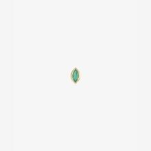 Load image into Gallery viewer, Sophie d'Agon , Puce d'oreilles Georgia 1 Verte , or recyclé , or jaune 18K ,  émeraude  , face
