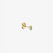 Load image into Gallery viewer, Sophie d'Agon , Puce d'oreilles Georgia 1 Verte , or recyclé , or jaune 18K ,  émeraude  , profil
