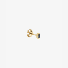 Load image into Gallery viewer, Sophie d'Agon , Puce d'oreilles Georgia 1 Bleue , or recyclé , or jaune 18K , saphir bleu , profil
