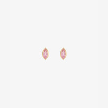 Load image into Gallery viewer, Sophie d'Agon , Puce d'oreilles Georgia 1 Rose  , or recyclé , or jaune 18K , saphir rose , face
