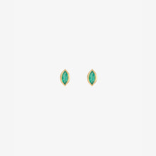 Load image into Gallery viewer, Sophie d'Agon , Puce d'oreilles Georgia 1 Verte , or recyclé , or jaune 18K ,  émeraude  , face
