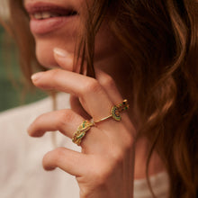 Load image into Gallery viewer, bague en or tressée emeraude saphirs Sophie d'Agon portée 2
