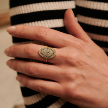 Load image into Gallery viewer, Bague en or portée saphir bleu, diamant salt &amp; pepper, saphir tilleul Sophie d'Agon

