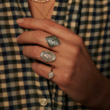 Load image into Gallery viewer, Bague en or saphir bleu, diamant salt &amp; pepper, saphir tilleul Sophie d'Agon porté 2

