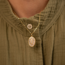 Load image into Gallery viewer, Collier Ani Lune or jaune, diamants salt and pepper et saphirs porté 1
