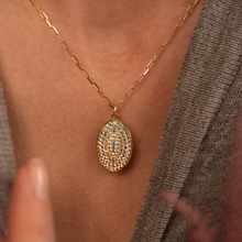 Load image into Gallery viewer, Collier Ani Lune or jaune, diamants salt and pepper et saphirs porté 2

