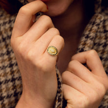 Charger l'image dans la visionneuse de la galerie, Bague Athéna 1 noire or jaune, saphirs et diamants portée 2
