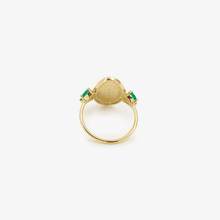 Load image into Gallery viewer, Bague Athéna 2 bleue or jaune, émail, saphirs et émeraudes dos
