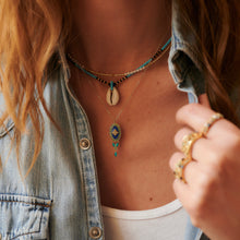 Cargar imagen en el visor de la Galería, collier or jaune recyclé émail turquoise emeraude Sophie d'Agon porté 2
