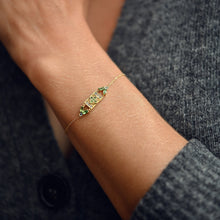 Load image into Gallery viewer, Bracelet Ava or jaune, tsavorites, saphirs bleus et jaunes porté 1
