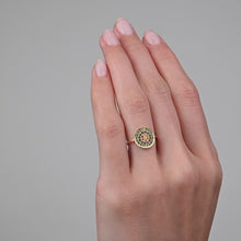 Load and play video in Gallery viewer, Bague Yellowstone 1 verte or jaune, émeraudes, saphirs cognac, jaunes et bleus, vidéo 
