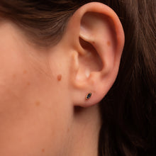 Load image into Gallery viewer, Sophie d'Agon , Puce d'oreilles Georgia 1 Bleue , or recyclé , or jaune 18K , saphir bleu , portée
