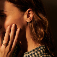 Load image into Gallery viewer, Sophie d'Agon , Puce d'oreilles Georgia 1 Rose , or recyclé , or jaune 18K , saphir rose Sophie d'Agon portée 2
