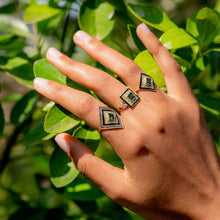 Load image into Gallery viewer, Ginger bague 3 forêt, émail, saphirs, diamants salt &amp; pepper, porté 2
