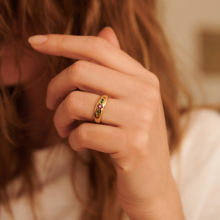 Load image into Gallery viewer, Bague Miniflower, or 18 carats, émeraude, rubis et saphir, porté 2
