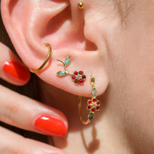 Load image into Gallery viewer, Bijou d'oreille Miniflower rouge or jaune, rubis, émeraudes et saphir rose porté
