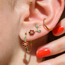 Load image into Gallery viewer, Bijou d'oreille Miniflower rouge or jaune, rubis, émeraudes et saphir rose porté
