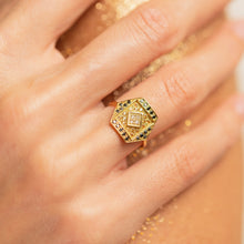 Load image into Gallery viewer, Bague Paloma 1 noire or jaune, diamants noirs, saphirs jaunes et diamants Blanc portée
