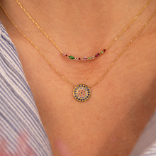 Load image into Gallery viewer, Collier Yellowstone Bleu or jaune, saphirs bleus et roses porté 2
